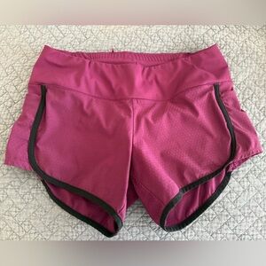 Oiselle Shorts plum/berry with black trim